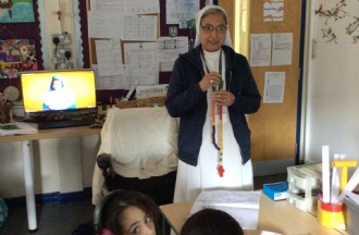 Sister Alice - Sharing the Rosary with Year 3